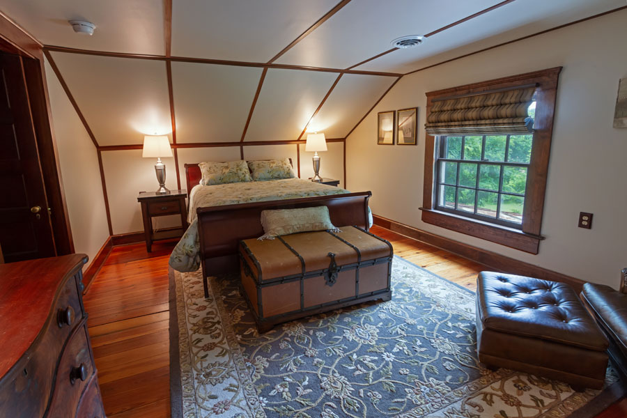 vine cottage upstairs bedroom with queen bed in natural bridge, virginia