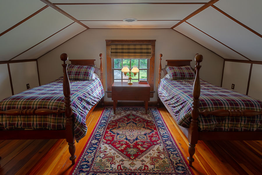 vine cottage upstairs bedroom with 2 twin beds in natural bridge, virginia