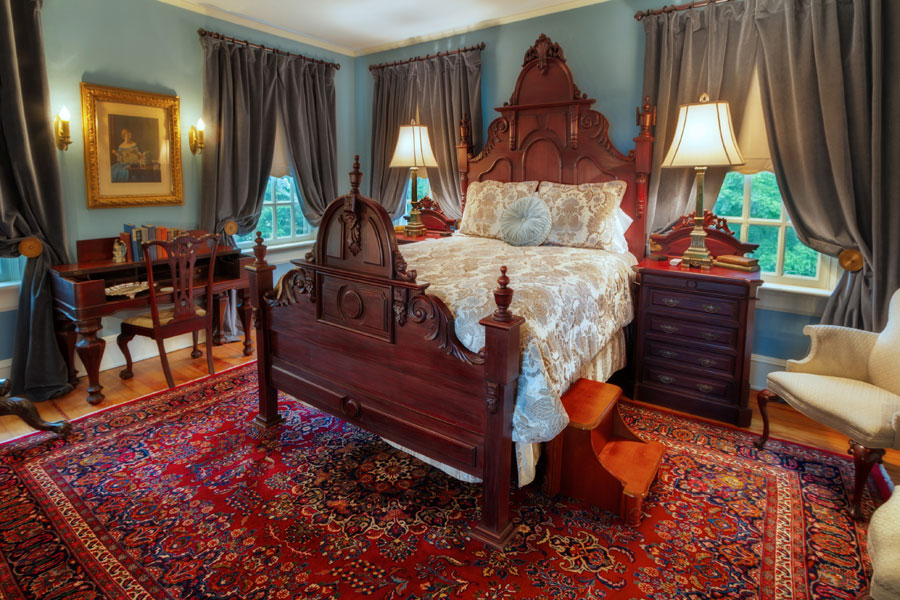 oatlands bedroom with giant antique bed at the inn at forest oaks in natural bridge virginia