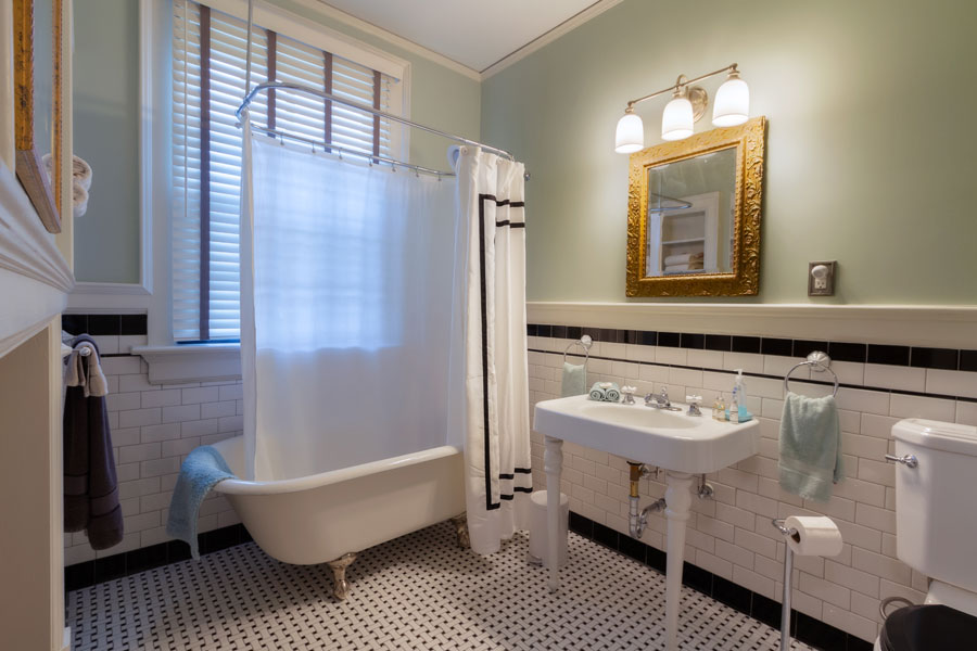 stratford guestroom bathroom with pedestal sink and tub at the inn at forest oaks in natural bridge virginia